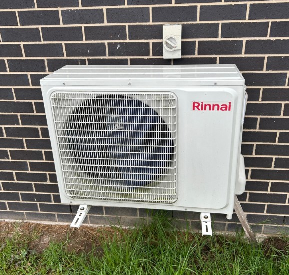 Split system air conditioner service North Rothbury NSW